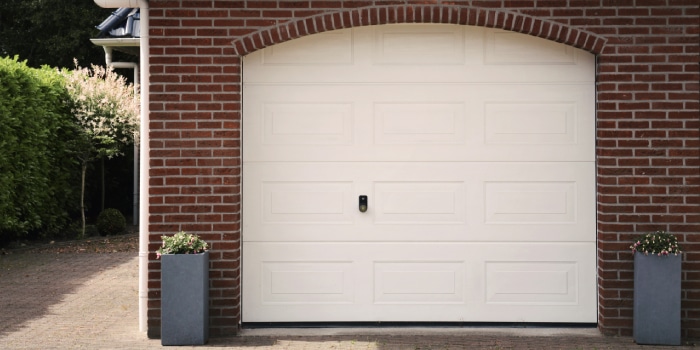 Opgeruimde en gesloten garage na een professionele ontruiming.