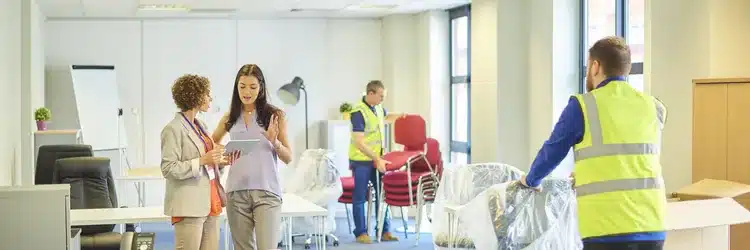 Ontruimers halen kantoorinventaris uit een bedrijfspand