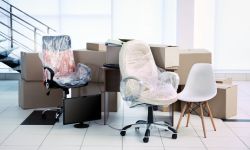 Ontruiming van een kantoorruimte met meubels die klaarstaan voor afvoer