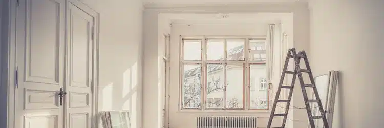 Lege kamer die bezemschoon wordt opgeleverd na woningontruiming