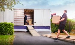 Respectvolle woningontruiming waarbij spullen worden ingeladen na overlijden