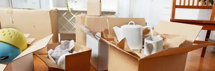 Verhuisdozen inpakken voor een seniorenverhuizing